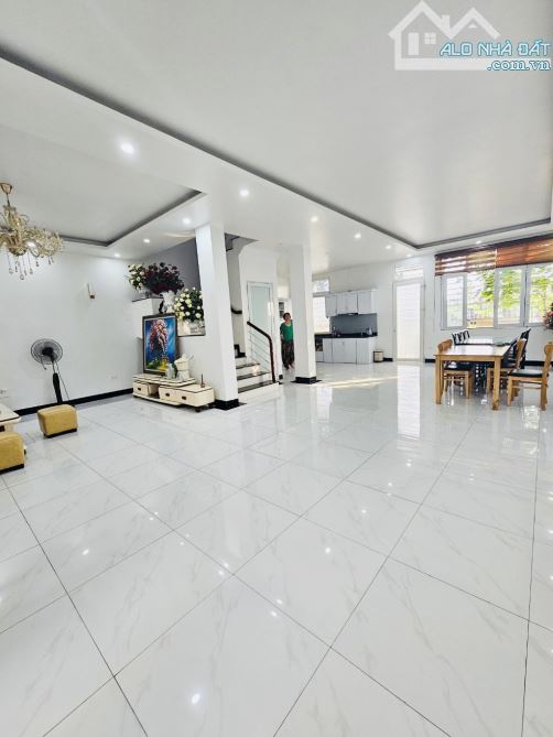 Bán Biệt Thự Việt Hưng DT:148m2 x8m2 .Khu Vip. Full nội thất . Giá :39,8 tỷ - 2