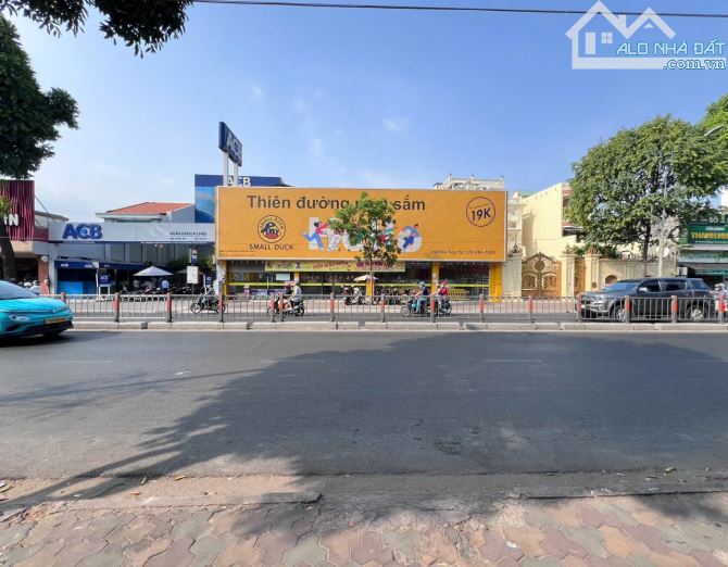 Gia đình bán căn nhà mặt tiền 136-138 Quang Trung. DT: 20*60M. Giá bán: 139tr/m2 - 2