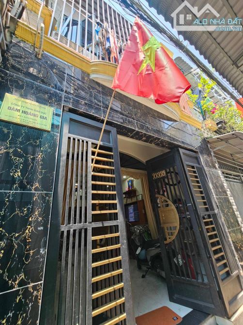 SIÊU PHẨM MI NI SÁT BÊN CHỢ GIÃN DÂN - 2 TẦNG - HIỆP THÀNH - QUẬN 12 - GIÁ 3,1tỷ - 3