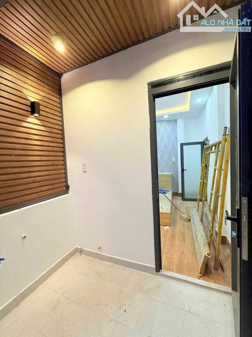 NHÀ 2 TẦNG - 37M2 - HẺM TRƯỚC NHÀ 5M - CÓ SÂN THƯỢNG VÀ BAN CÔNG KHU PHAN XÍCH LONG - 3