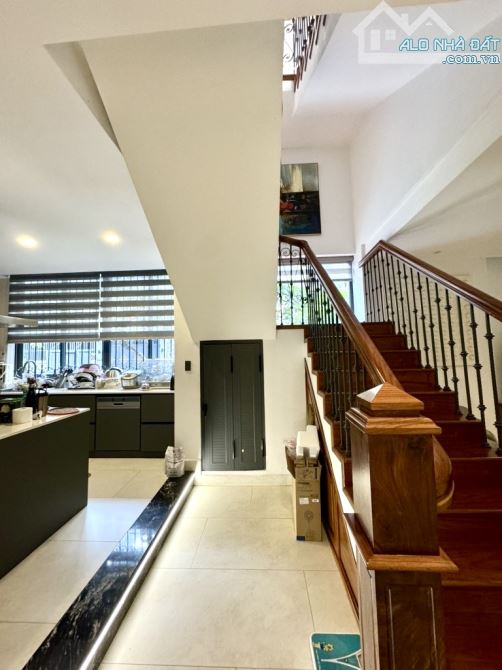 BIỆT THỰ LÔ GÓC SIÊU ĐẸP KDC NAM LONG - THIẾT KẾ HIỆN ĐẠI - 3 TẦNG FULL NT GỖ XỊN - 3