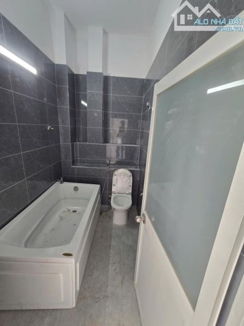 Bán gấp nhà hẻm 8m 50/63 đường Nguyễn Quý Yêm 4x12m 2 lầu 3Pn giá 5.3 tỷ ( giá tốt ) - 5