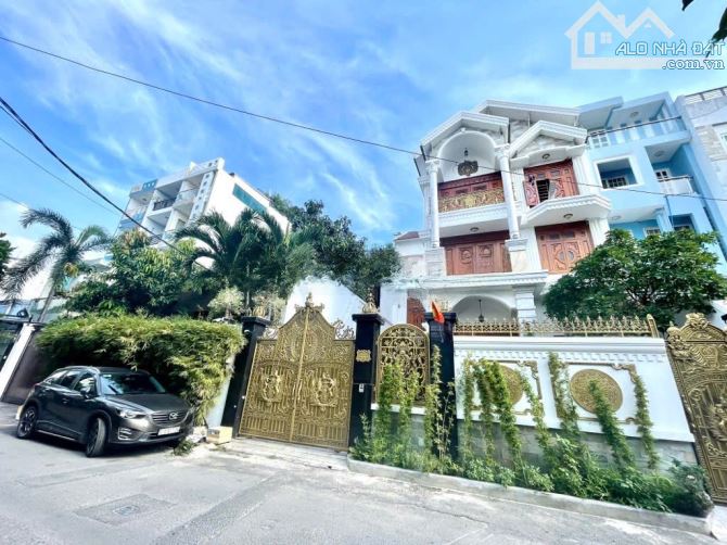 Biệt thự đẳng cấp, DT 11,5X20M, Hầm 3 tầng thang máy full nội thất gỗ hiếm chỉ 34 tỷ TL