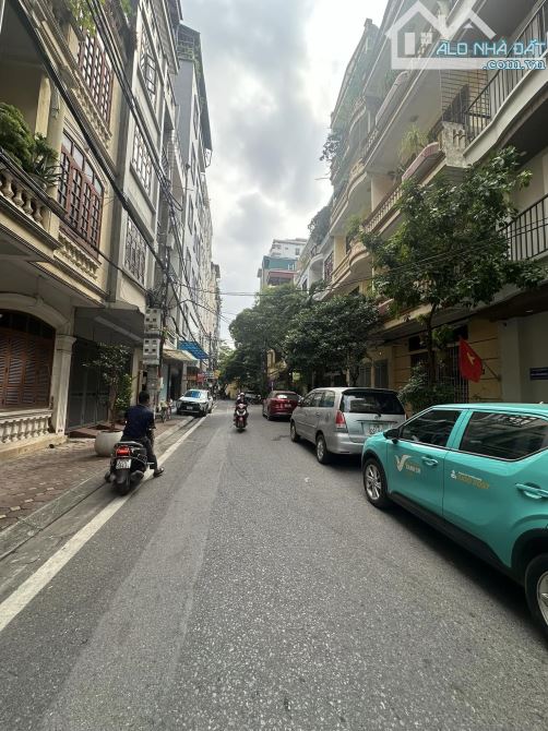 BÁN NHÀ 2 MẶT NGÕ THÔNG KINH DOANH - TRUNG TÂM ĐỐNG ĐA - ÔTÔ 7 CHỖ VÀO - TRƯỚC NHÀ Ô TÔ