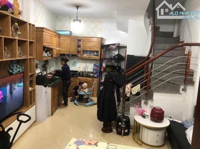 Bán nhà Lĩnh nam, 32m2 x 4 tầng, 4.95 tỷ, ở luôn, gần phố, gần ô tô, ngõ ba gác, SĐCC