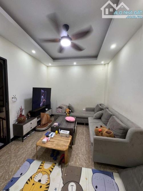 TRUNG TÂM ĐỐNG ĐA - LÔ 2 GÓC - 4 MẶT THOÁNG,33 m 5 tầng 6.6 tỷ. Ngõ rộng ba gác đua.