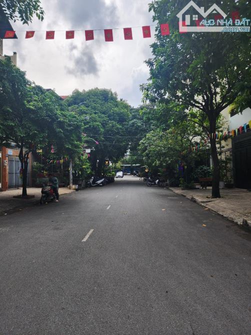 GIÁ RẺ: 6,5 TỶ. MT LÊ SAO - TÂN PHÚ - NGANG KHỦNG  6,5 M - DT:100M- 4 TẦNG