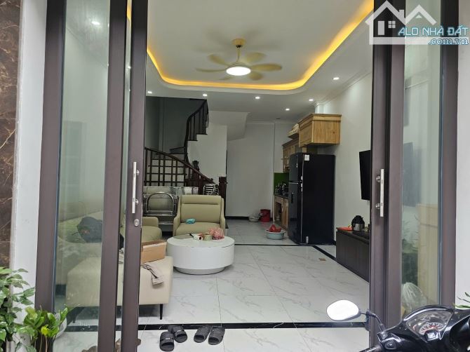 Cho thuê nhà phố Huỳnh Tấn phát, Thạch bàn, Long Biên 8.5 triệu 33m, 5 tầng full NT, Ô TÔ