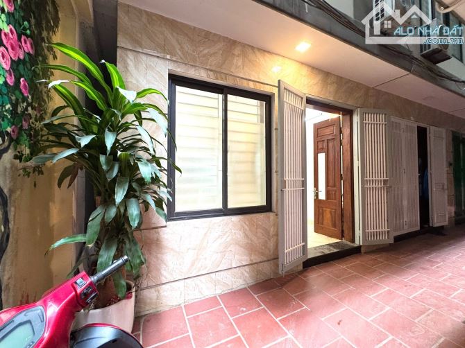 BÁN NHÀ HẠ YÊN QUYẾT 8,2 TỶ 35m 5 TẦNG MT 5,5m NHÀ MỚI GẦN PHỐ Ô TÔ ĐỖ CỬA DÒNG TIỀN