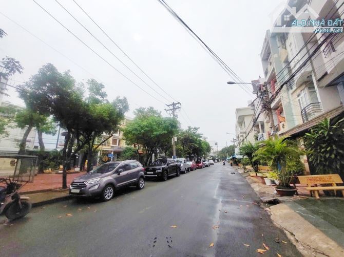 PHƯỚC BÌNH- Q9 - NHÀ 2 MT KINH DOANH SẦM UẤT - 4 TẦNG VỪA Ở VÀ CHO THUÊ DÒNG TIỀN 30TR/T