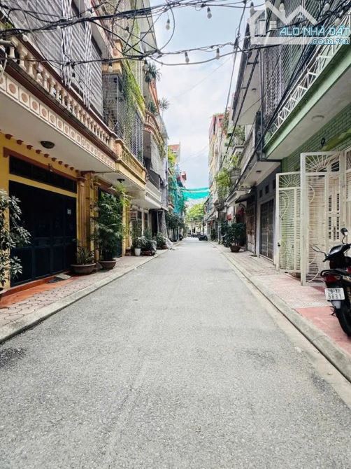 Bán đất tặng nhà 3 tầng Phố Sài Đồng, Long Biên, 75m2, Vỉa hè- Ô tô tránh, 15.5 tỷ