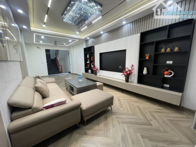 CỔ LINH - LONG BIÊN, 47M, 6 TẦNG THANG MÁY, GARA 7 CHỖ, FULL NỘI THẤT, GẦN MẶT PHỐ