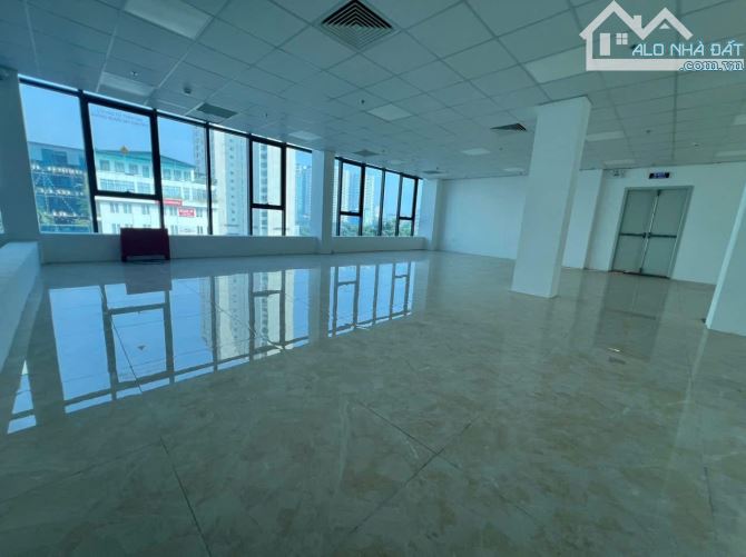 BÁN TOÀ VĂN PHÒNG MẶT PHỐ HOÀNG QUỐC VIỆT 490m2x8T THANG MÁY - MT 30m - 265 TỶ - DÒNG TIỀN