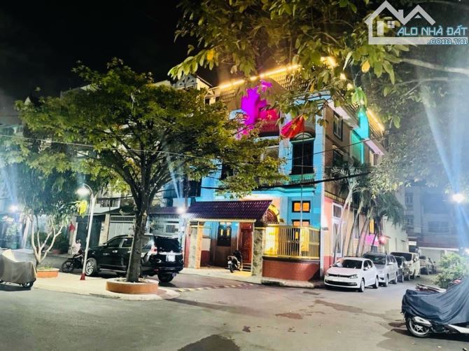 Siêu biệt thự căn góc, Nguyễn Oanh. Gần Sân Bay Tân Sơn Nhất