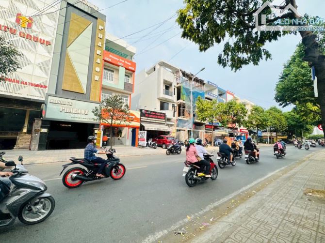 Bán nhà mặt tiền đường Linh Trung ngay ngã Tư Thủ Đức, ngang 8m, xây được hầm 5 tầng
