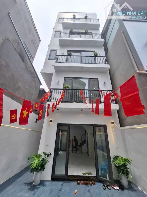 VỊ TRÍ KIM CƯƠNG - NGUYỄN XUÂN THIỀU - VINHOMES-  5 T 3 ngù + SÂN VƯỜN THOÁNG SÁNG -6,8 Ty