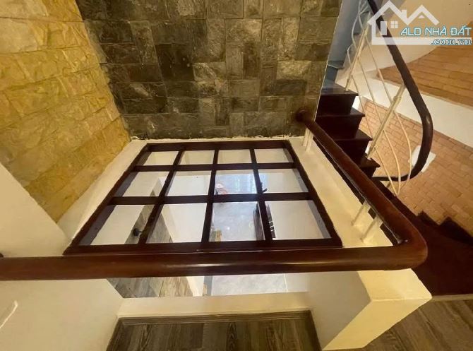 Bán nhà dân xây Nguyễn Ngọc vũ, ô tô đỗ sát nhà, sổ đỏ đẹp, trung tâm nhiều tiện ích.