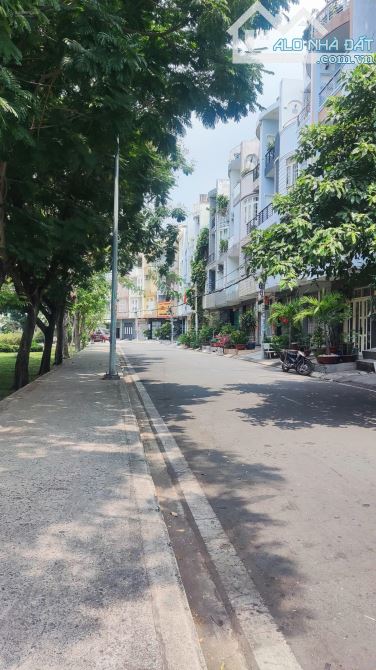 Khan hiếm góc 2 mặt tiền bình phú P10 quận 6(12mx20m)28 tỷ tl