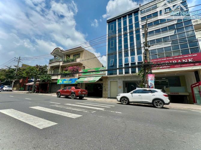 Giá thuê 80 triệu/th. Cho thuê toà nhà 3 lầu dt 400m2, mặt tiền Đồng Khởi gần Đại Học ĐN.