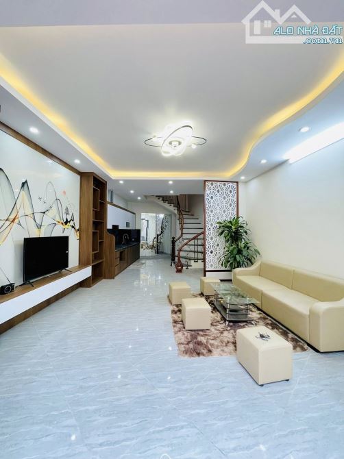 Mặt ngõ Tam Trinh, 1 phút ra MP, DT 65m2*5T , MT 4,3m, chỉ 7,1 tỷ, 100m ra ô tô