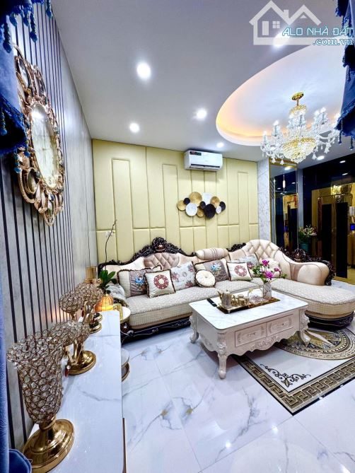 BÁN NHÀ GẦN PHẠM NGỌC THẠCH XÃ ĐÀN - 35m2 - 4 Tầng - Thang Máy