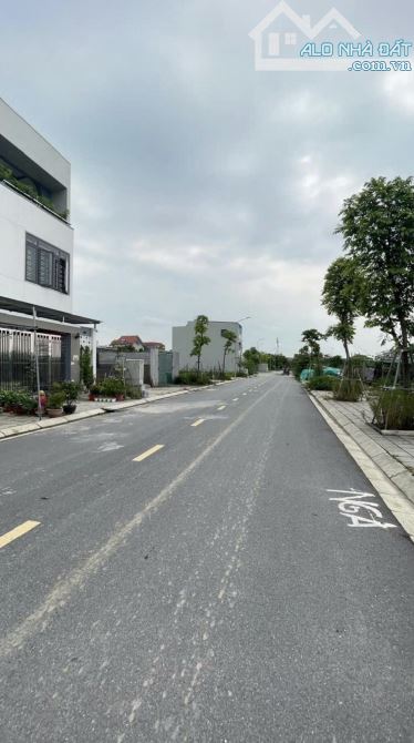 Đấu giá x7 Liên Hà lô góc 3 thoáng vỉa hè