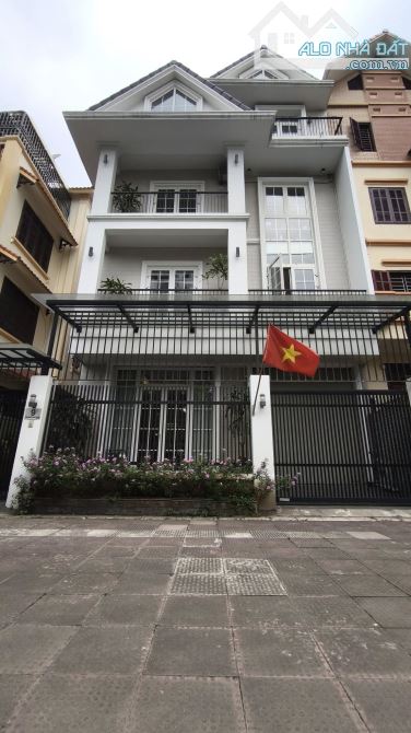 Phân lô vỉa hè tại NGỌC THỤY - 80m 4tầng MT 8,5m vuông vắn -  giá tốt