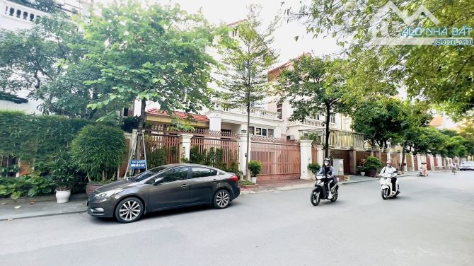 Siêu BT Khu Làng Việt Kiều Châu Âu HĐ Đẳng Cấp Nhất Rẻ Nhất 200m2 3T Mt 9m SDCC Cất Két