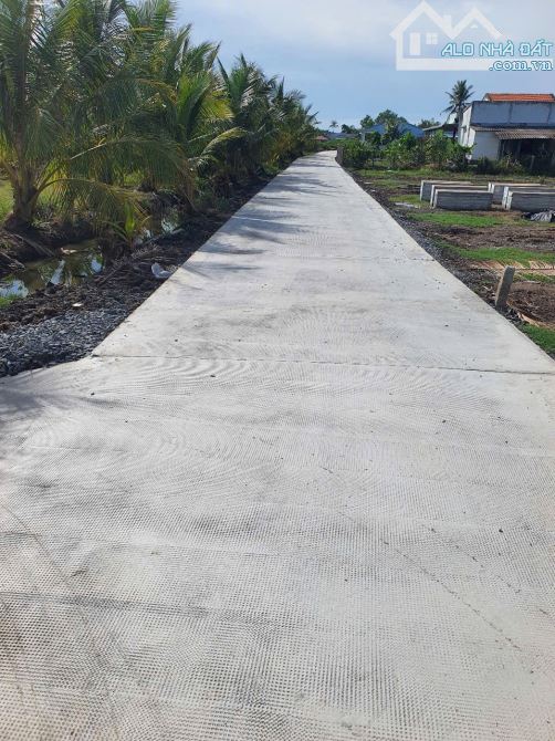 600m2 đất vườn giá rẻ bèo 219tr, sổ sẵn gần chợ Thanh Phú Long
