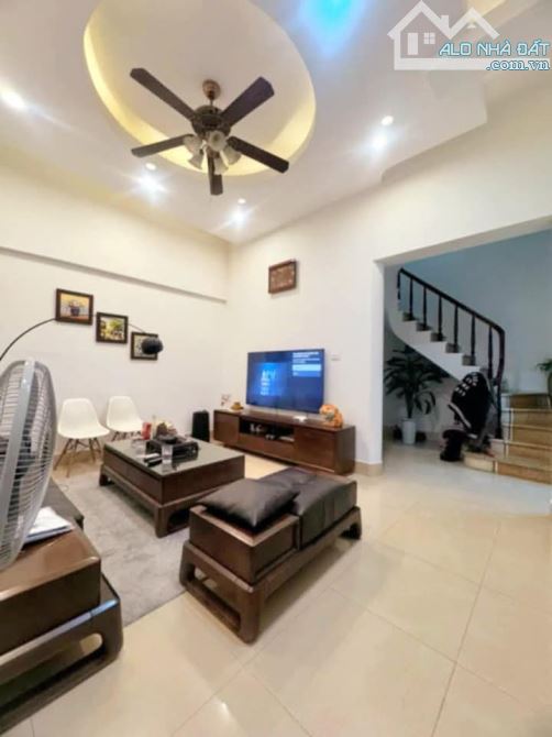 Cơ hội đầu tư! Bán nhà mặt phố Hoa Bằng, vỉa hè, đường 2 chiều, KD đỉnh, 70m2 3T MT rộng