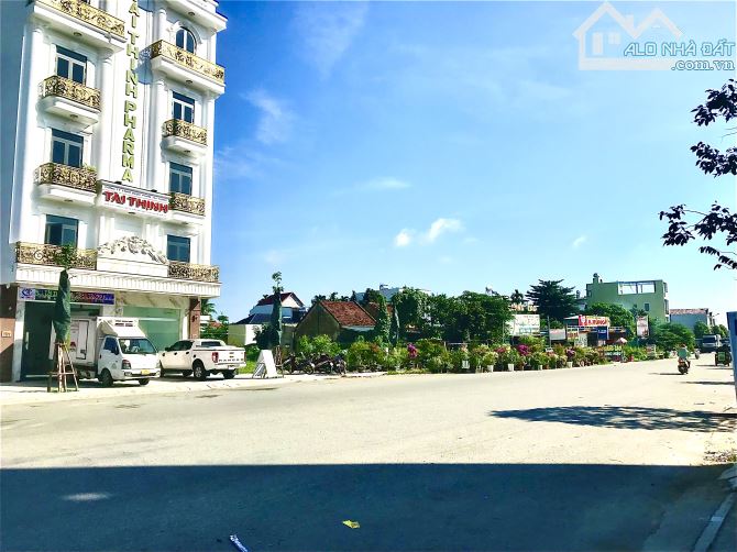 ĐỐI DIỆN ĐẤT THƯƠNG MẠI DỊCH VỤ - LÔ ĐẤT HƯỚNG TÂY CÁCH LÊ THÁNH TÔN 30M - 1