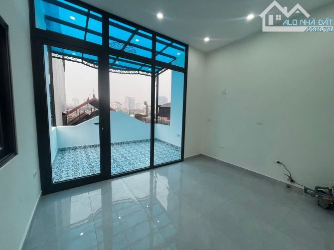 Bán gấp căn nhà phố Trần Quốc Hoàn, 41, 5 tầng, MT 4m, Kinh doanh đỉnh, ô tô vào nhà.TM - 1