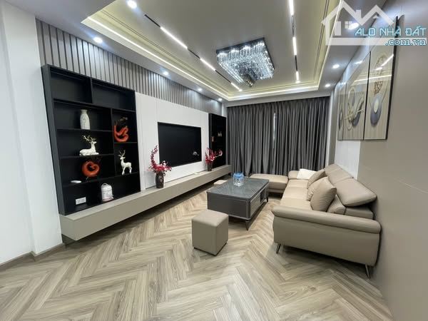 CỔ LINH - LONG BIÊN, 47M, 6 TẦNG THANG MÁY, GARA 7 CHỖ, FULL NỘI THẤT, GẦN MẶT PHỐ - 1