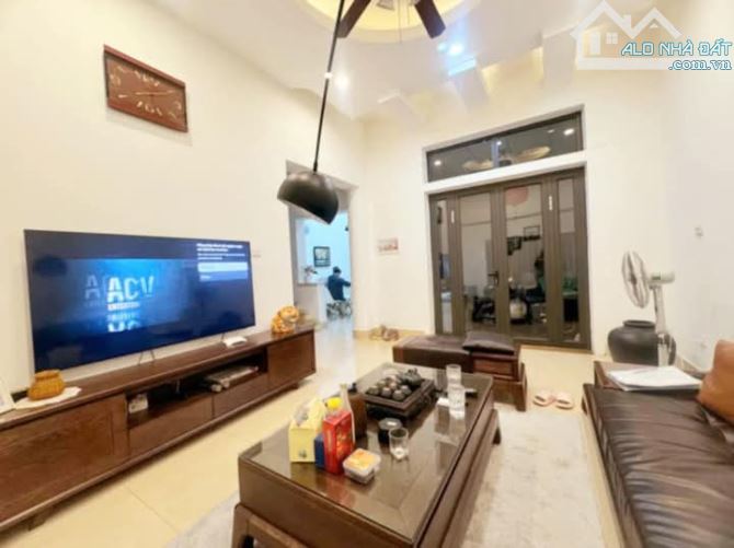 Cơ hội đầu tư! Bán nhà mặt phố Hoa Bằng, vỉa hè, đường 2 chiều, KD đỉnh, 70m2 3T MT rộng - 1