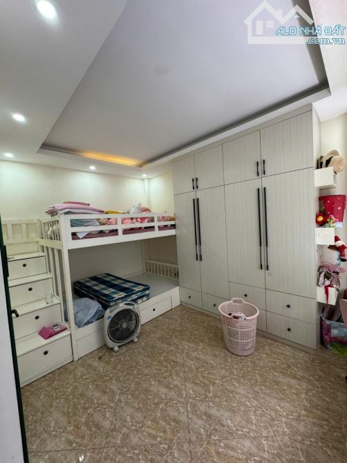 TRUNG TÂM ĐỐNG ĐA - LÔ 2 GÓC - 4 MẶT THOÁNG,33 m 5 tầng 6.6 tỷ. Ngõ rộng ba gác đua. - 2