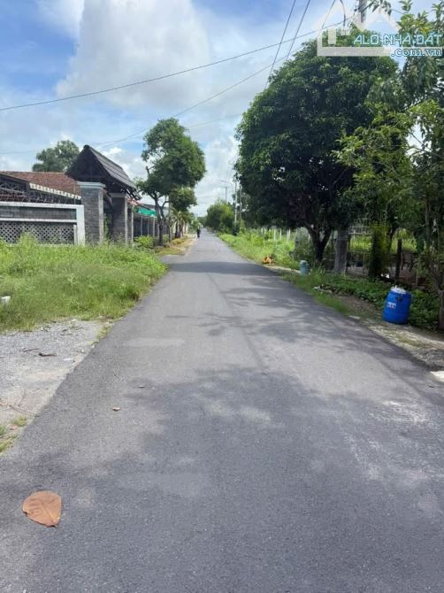 Cần bán gấp lô đất mặt tiền đường đường Trần Văn Chẩm, Tân Thông Hội, 181m2, 700triệu, shr - 2