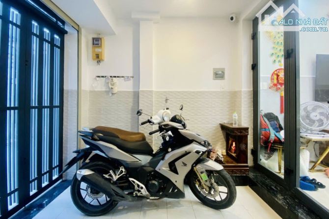 Chính chủ bán nhà ở lâu năm,  4 tầng, 4 phòng, trung tâm Quận 3, giá cực tốt, ở ngay. - 2