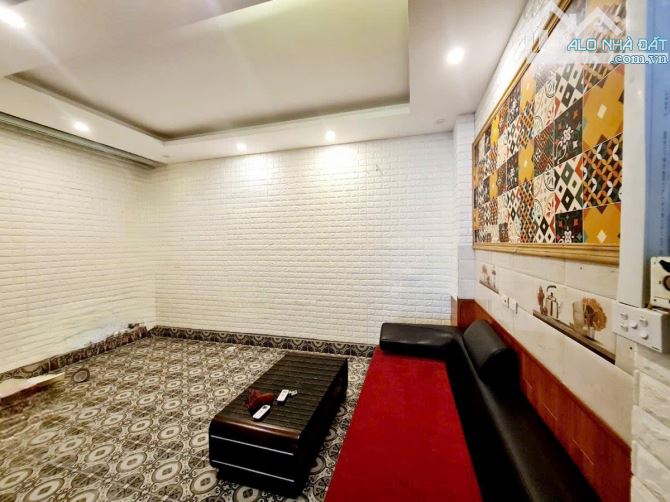 PL NGUYÊN HỒNG - Ô TÔ - VỈA HÈ-KINH DOANH DT 45m2 6 tầng MT 5m Giá 33 tỷ - 2