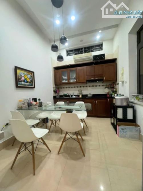 Cơ hội đầu tư! Bán nhà mặt phố Hoa Bằng, vỉa hè, đường 2 chiều, KD đỉnh, 70m2 3T MT rộng - 2