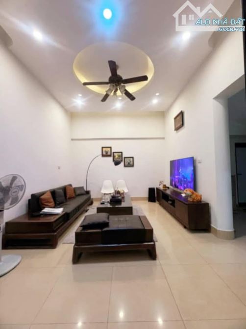 Cơ hội đầu tư! Bán nhà mặt phố Hoa Bằng, vỉa hè, đường 2 chiều, KD đỉnh, 70m2 3T MT rộng - 3