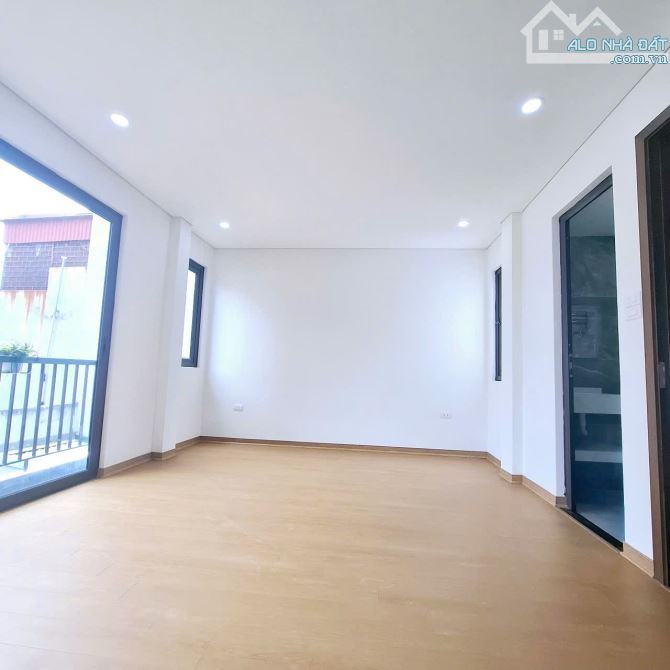VỊ TRÍ KIM CƯƠNG - NGUYỄN XUÂN THIỀU - VINHOMES-  5 T 3 ngù + SÂN VƯỜN THOÁNG SÁNG -6,8 Ty - 4