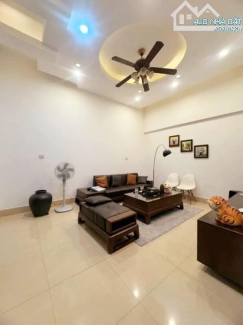 Cơ hội đầu tư! Bán nhà mặt phố Hoa Bằng, vỉa hè, đường 2 chiều, KD đỉnh, 70m2 3T MT rộng - 4
