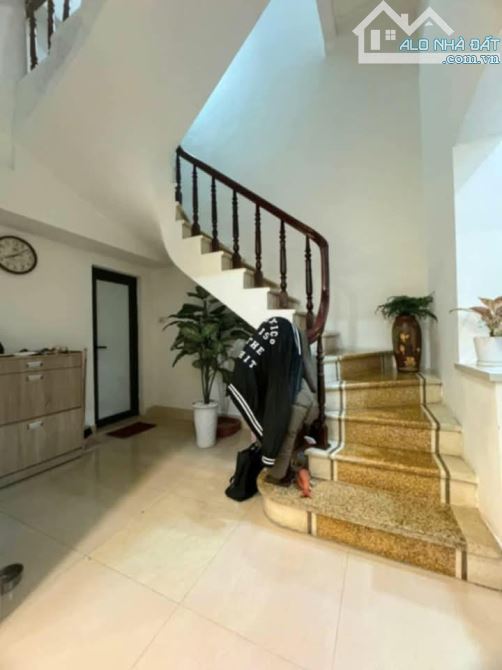 Cơ hội đầu tư! Bán nhà mặt phố Hoa Bằng, vỉa hè, đường 2 chiều, KD đỉnh, 70m2 3T MT rộng - 5