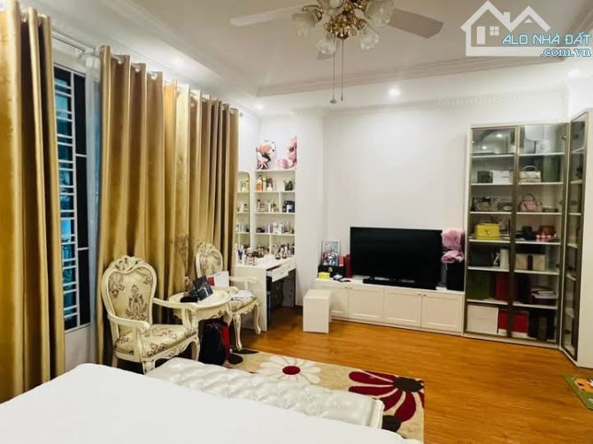 Không Quy Hoạch! Bán nhà Hoàng Quốc Việt, Phân lô, ô tô tránh, Thang Máy, 74m2 6T MT 6m - 7