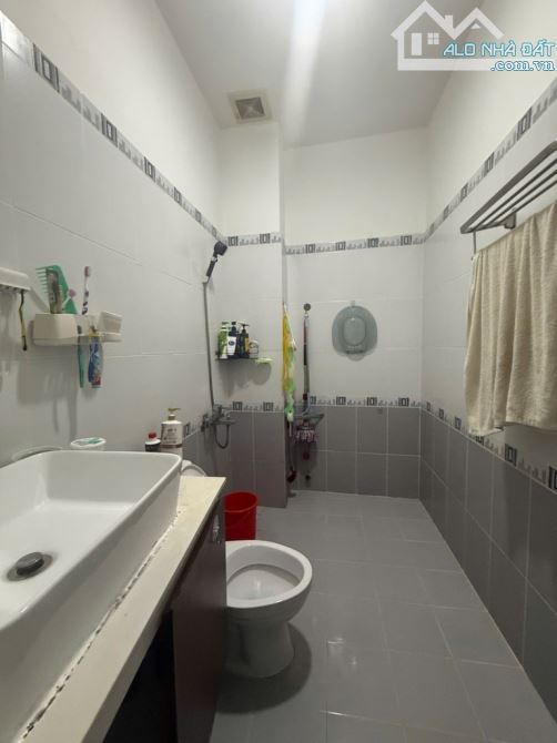 TRUNG TÂM P11 PHÚ NHUẬN, SD 68M2 NGANG ĐẸP HƠN 5M - 4 TẦNG - 6PN, NỞ HẬU TÀI LỘC GIÁ TL - 8