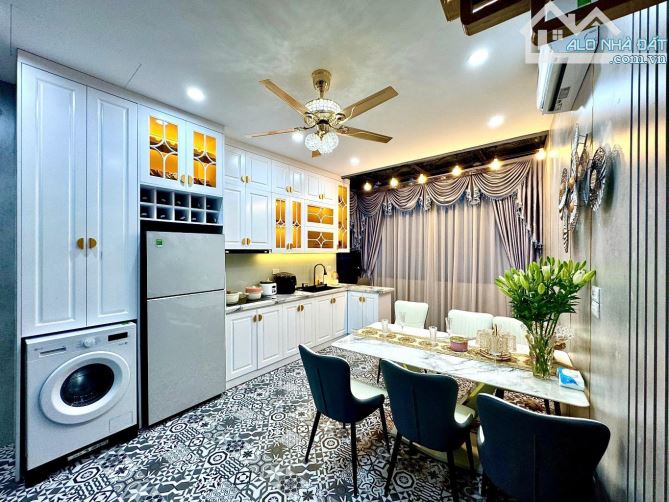 BÁN NHÀ GẦN PHẠM NGỌC THẠCH XÃ ĐÀN - 35m2 - 4 Tầng - Thang Máy - 8