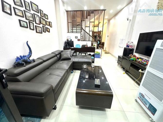 Bán Nhà Nghĩa Đô - Cầu Giấy, cách 1 nhà ra Ô Tô, 43m2, 4 tầng, 8,8 Tỷ