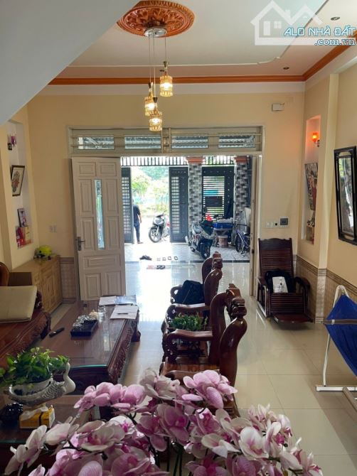 Bán nhà 1 Trệt 1 Lầu Dĩ An,SHR đường 10m thông,gần trường THPT Ng.Th.Miinh Khai