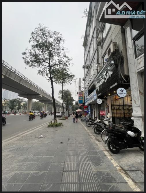 Bán nhà mặt phố Hồ Tùng Mậu 8tầng thang máy full nội thất.