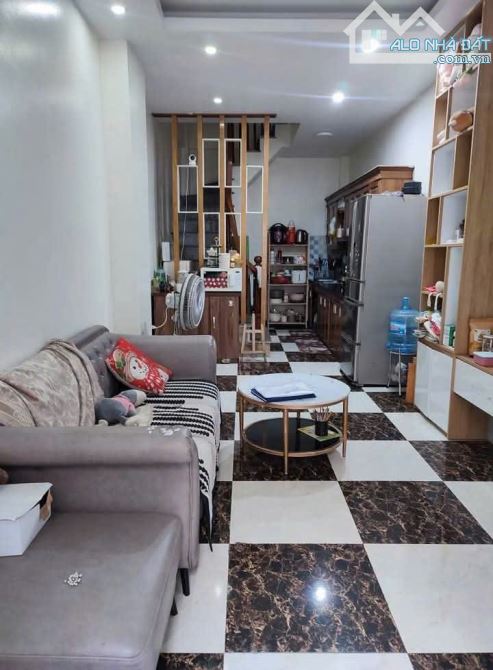 Nhà riêng 33m2 dân xây Ngọc Thụy, Long Biên- Ngõ riêng, ô tô đỗ gần,Vị trí đẹp-Chẵn 5 tỷ